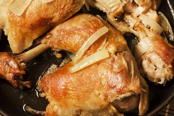 Soğan bir tavada kızarmış tavuk.