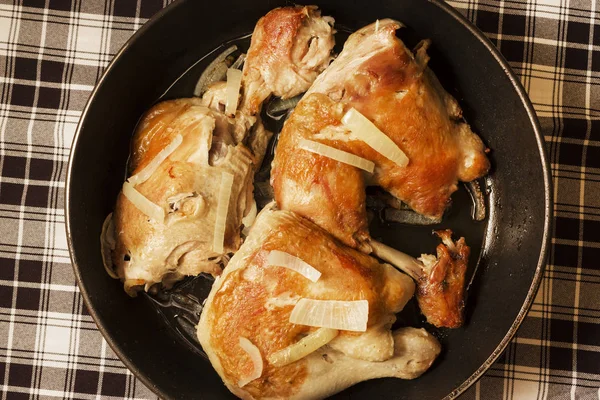 Soğan bir tavada kızarmış tavuk.