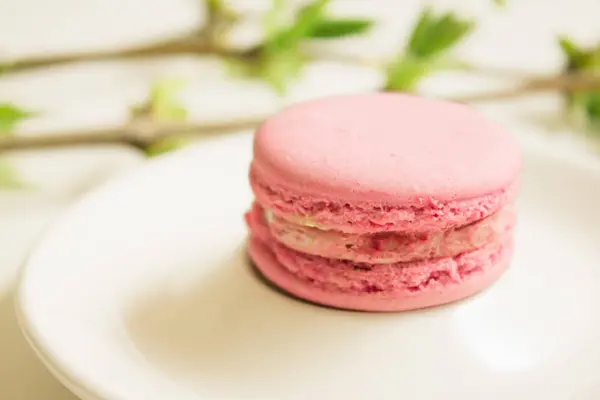 Hafif bir arka plan üzerinde pembe macaroons