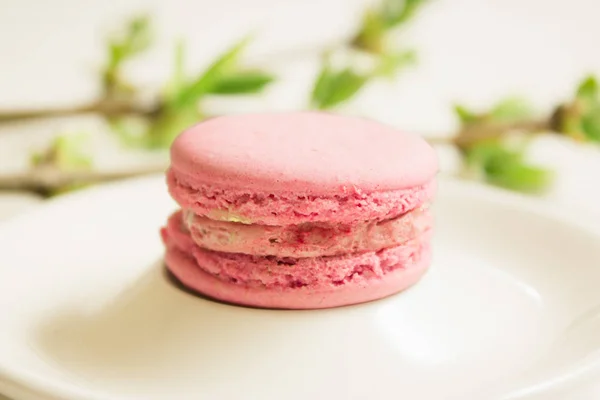 Hafif bir arka plan üzerinde pembe macaroons