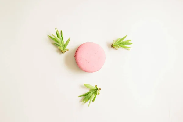 Hafif bir arka plan üzerinde pembe macaroons