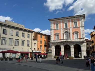 Pisa, İtalya: İtalya 'da sidik kulesini ziyaret eden turistler