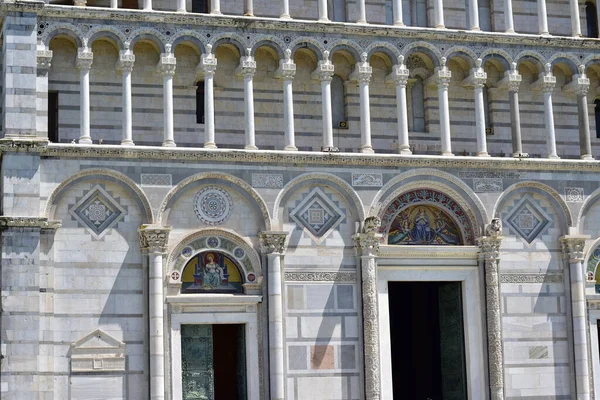 Pisa, İtalya: İtalya 'da sidik kulesini ziyaret eden turistler