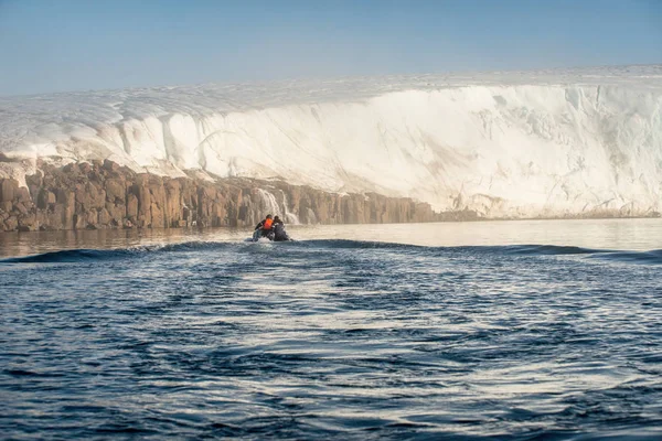 Opblaasboot Met Mensen Wateren Van Noordelijke Ijszee Temidden Van Ijsbergen — Stockfoto