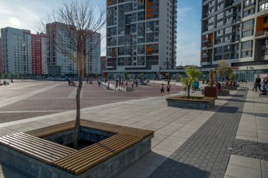 Kaldırımda bir yerleşim bölgesinde karayolu ayıran sınır elemanları.