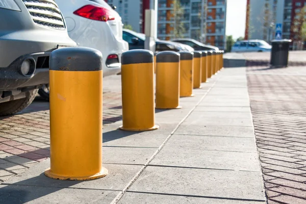 Pollare Separera Vägbanan Från Trottoaren Ett Bostadsområde — Stockfoto