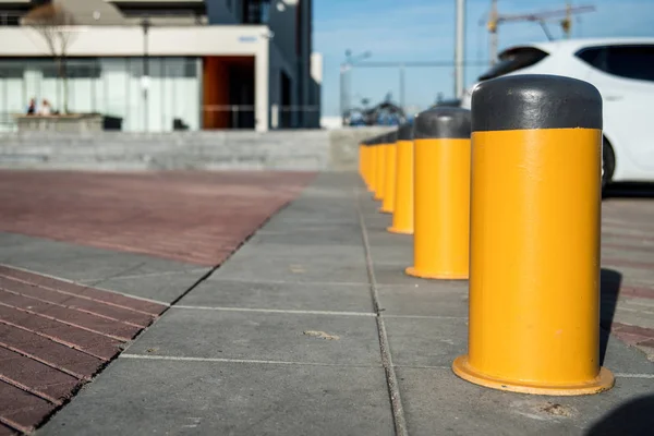 Bolders Scheiden Van Rijbaan Van Stoep Een Woonwijk — Stockfoto