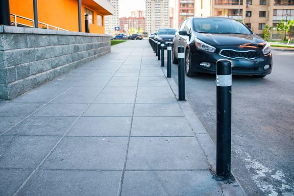 Bollards Separando Estrada Calçada Uma Área Residencial — Fotografia de Stock