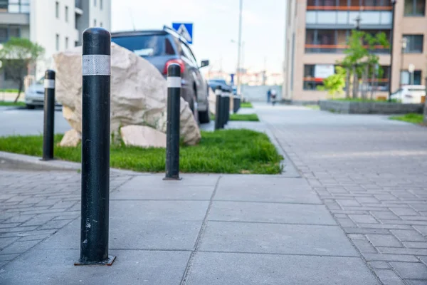 Kaldırımda bir yerleşim bölgesinde karayolu ayıran sınır elemanları.