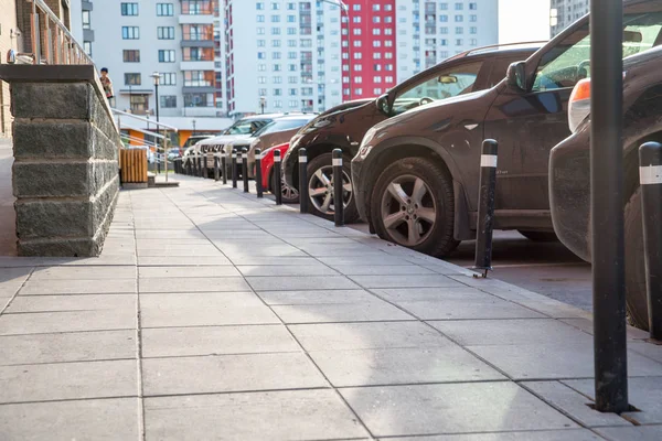 Bollards Separando Estrada Calçada Uma Área Residencial — Fotografia de Stock