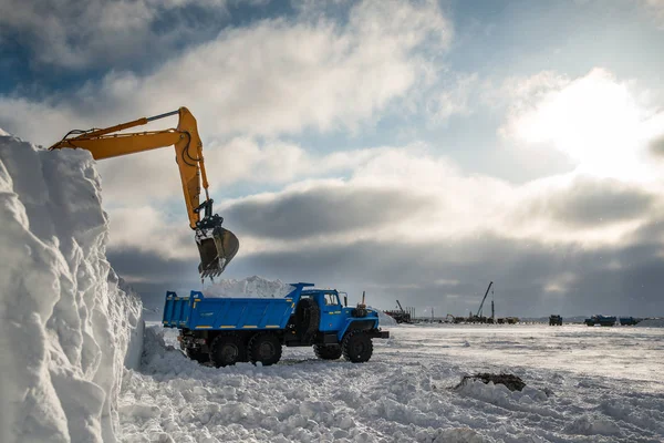 Clearing Sneeuw Het Noordpoolgebied Neem Dump Trucks Het Uit — Stockfoto