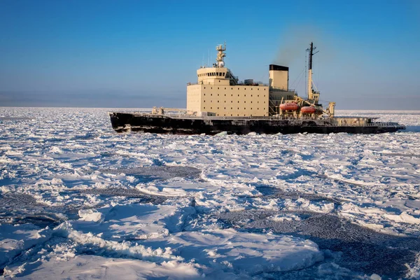 Frachtschiffe Vor Dem Hintergrund Der Landschaften Der Arktis Des Polartages — Stockfoto