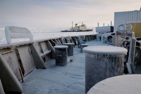 船は北極海通過し 氷で覆われていた — ストック写真