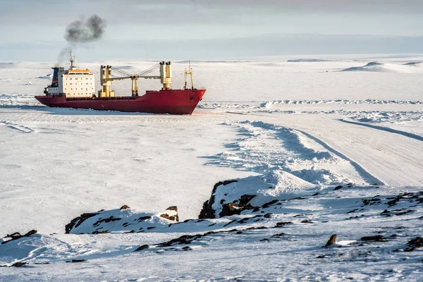 Barcos Carga Fondo Los Paisajes Del Ártico Día Polar — Foto de Stock