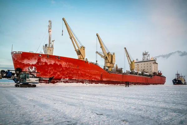 Ein Roter Eisbrecher Steht Beim Entladen Eis Der Arktis — Stockfoto