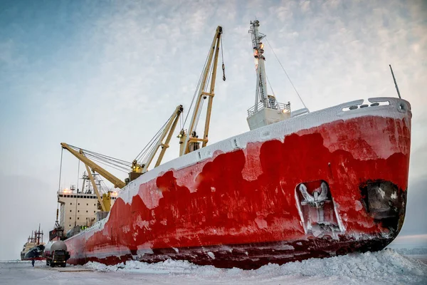 Ein Roter Eisbrecher Steht Beim Entladen Eis Der Arktis — Stockfoto