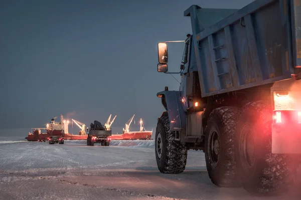 Los Camiones Están Esperando Carga Barco Que Amarrado Hielo — Foto de Stock