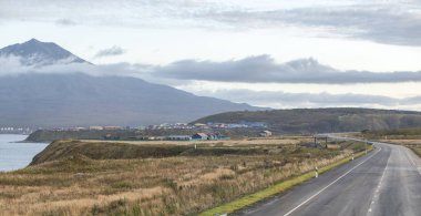 Yaz aylarında tepeler arasında yol.
