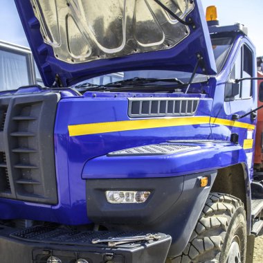 Onarım veya bakım için kamyon ve aletin açık kaputu.