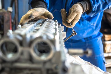 Aracın motor kısmı tamir edilen araç servisinde.