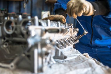 Aracın motor kısmı tamir edilen araç servisinde.