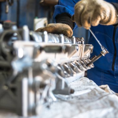 Aracın motor kısmı tamir edilen araç servisinde.