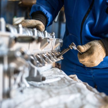 Aracın motor kısmı tamir edilen araç servisinde.