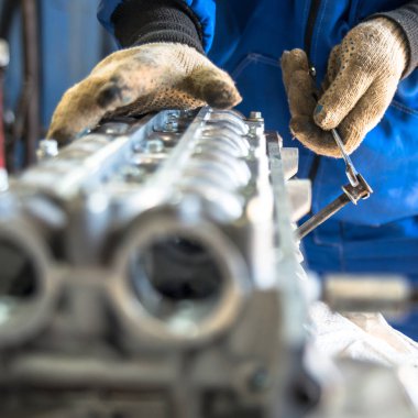 Aracın motor kısmı tamir edilen araç servisinde.