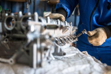 Aracın motor kısmı tamir edilen araç servisinde.