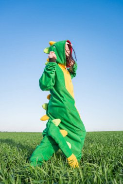 Rasta kız ejderha Kigurumi üzerinde the yeşil fıld