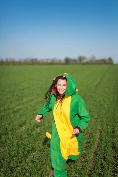 Rasta kız ejderha Kigurumi üzerinde the yeşil fıld — Stok fotoğraf