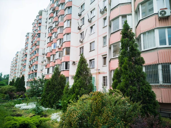 Міський пейзаж з видом на багатоповерхові кольорові будинки — стокове фото