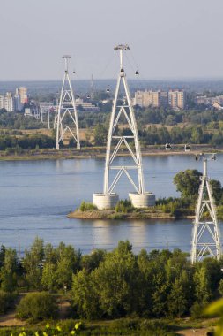 Nijniy Novgorod Rusya'da nehri geçip teleferik