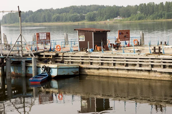 Rybinsk, Rusya, 27 Temmuz 2016: Volga üzerinde küçük rıhtım