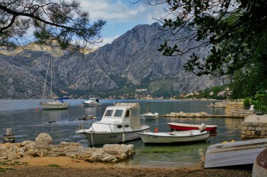 Dağların arka planında Boko-Kotor koyunda tekneler ile Manzara.