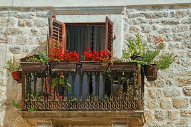 Kotor evlerinden birinde çiçek ve ev bitkileri ile balkon