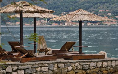 boş şezlonglar iskelededir. Karadağ tatil