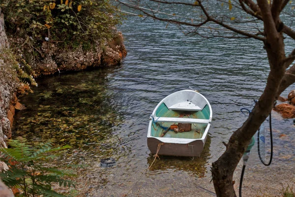Маленькая рыболовная лодка привязывается к берегу — стоковое фото