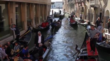 Venedik, İtalya - 07 Ekim 2017: Gondolları ve turistleri farklı yönlere taşıyan yaklaşık on gondolcu.