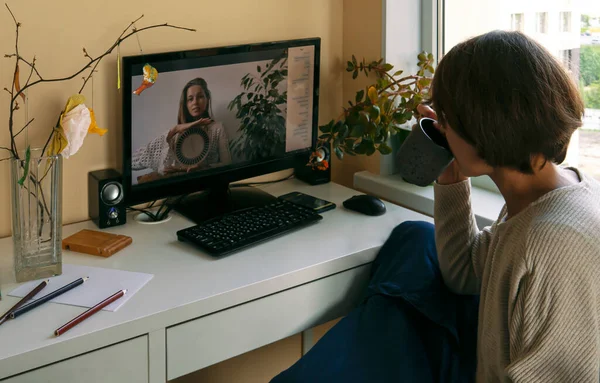 Jonge vrouw demonstreert een muziekinstrument voor geluidstherapie - Strumok - op een videogesprek. — Stockfoto