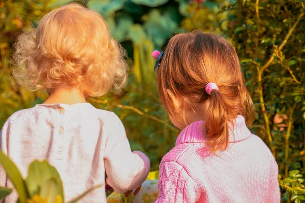 Duas meninas brincando no jardim . — Fotografia de Stock