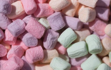 Renkli marshmallow üst görünümü. Pembe, yeşil, leylak ve turuncu renkler. Makro