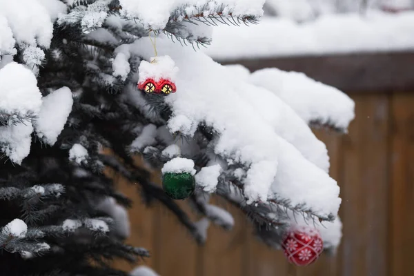 Bos Besneeuwde Kerstboom Met Rood Groen Kerstspeelgoed Ballen Auto Houten — Stockfoto