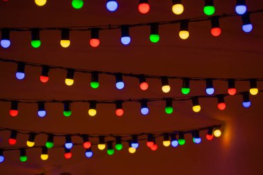 Renkli ışıklı bir çelenk. Dekoratif dış ışıklandırma.