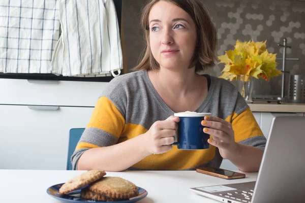 Een jonge vrouw die thuis werkt. Herfst gevolg. Nieuw normaal concept — Stockfoto