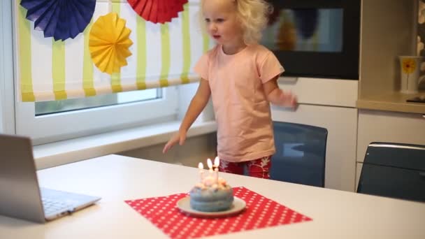 Menina pequena com cabelo loiro comemorando seu aniversário remotamente por causa da quarentena. — Vídeo de Stock