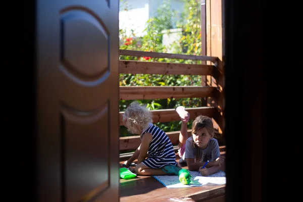 Deux Filles Dessinent Sur Véranda Bois Dans Maison Campagne Dans — Photo