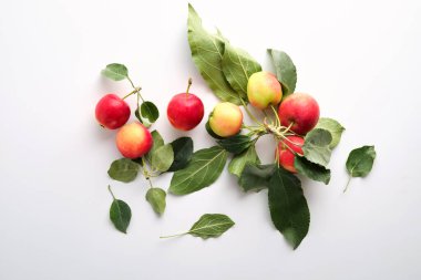 Hafif arkaplanda elmalar