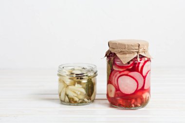 Ev yapımı mayalanmış sebzeler. 