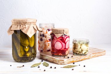 Ev yapımı mayalanmış sebzeler.